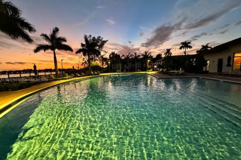 Villa ou maison à louer à Miami, Floride: 3 chambres, 221.57 m2 № 1941302 - photo 14