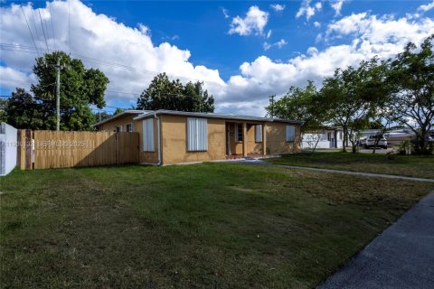 Купить виллу или дом в Майами, Флорида 5 спален, 183.95м2, № 1990392 - фото 28