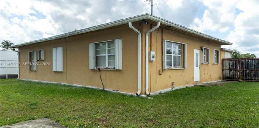 Дом в Майами, Флорида 5 спален, 183.95м2 № 1990392