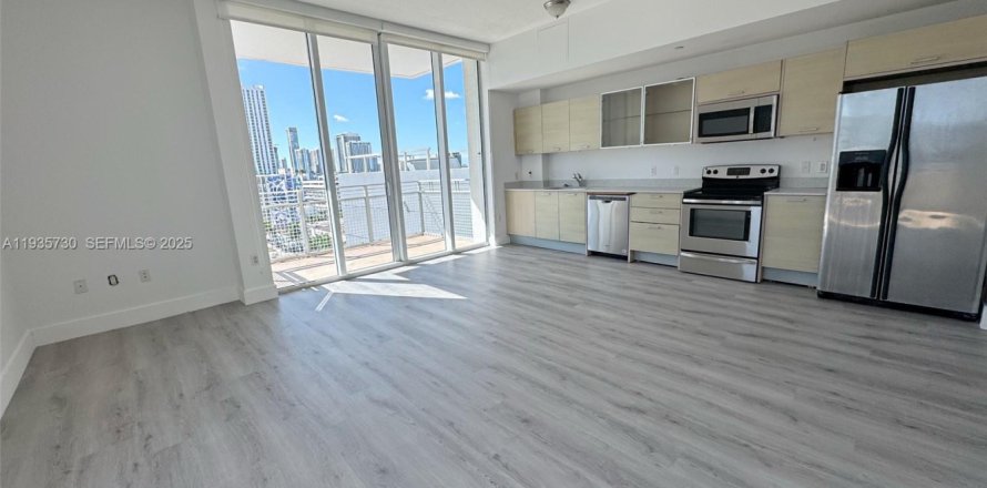 Condo in Miami, Florida, 2 bedrooms  № 1994066