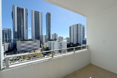 Condo in Miami, Florida, 2 bedrooms  № 1994066 - photo 8