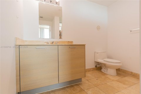 Condo in Miami, Florida, 2 bedrooms  № 1994066 - photo 17