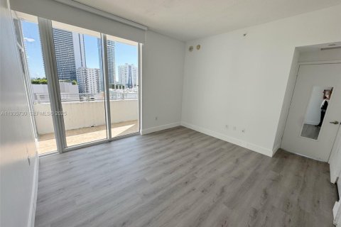Condo in Miami, Florida, 2 bedrooms  № 1994066 - photo 9