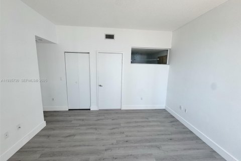 Condo in Miami, Florida, 2 bedrooms  № 1994066 - photo 7