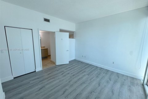 Condo in Miami, Florida, 2 bedrooms  № 1994066 - photo 6