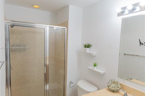 Condo in Miami, Florida, 2 bedrooms  № 1994066 - photo 16