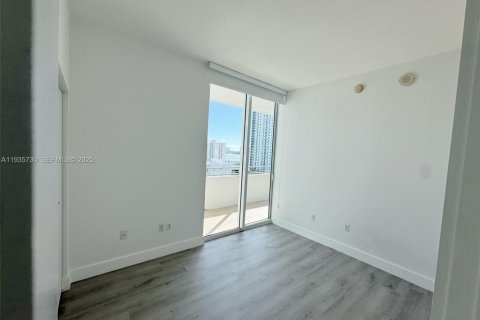Condo in Miami, Florida, 2 bedrooms  № 1994066 - photo 11