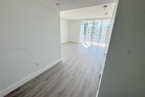Condo in Miami, Florida, 2 bedrooms  № 1994066 - photo 15