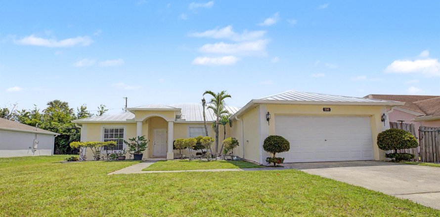 Casa en Port St. Lucie, Florida 4 dormitorios, 198.9 m2 № 2319913