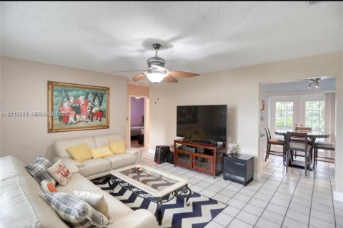 Villa ou maison à vendre à North Lauderdale, Floride: 2 chambres, 91.97 m2 № 2433890 - photo 7
