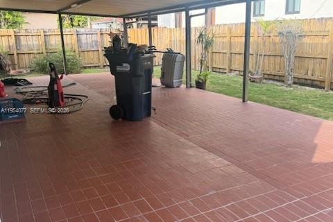 House in Miami, Florida 3 bedrooms, 158.12 sq.m. № 2010671 - photo 2