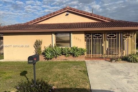 House in Miami, Florida 3 bedrooms, 158.12 sq.m. № 2010671