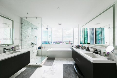 Condominio en venta en Miami, Florida, 4 dormitorios, 203.27 m2 № 1959817 - foto 13