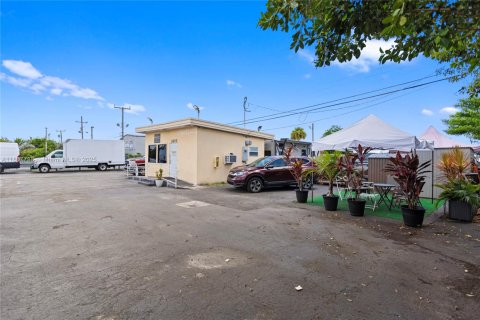 Commercial property in West Park, Florida № 1882177 - photo 12