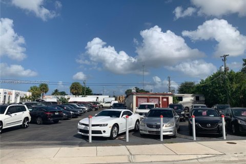 Commercial property in West Park, Florida № 1882177 - photo 1