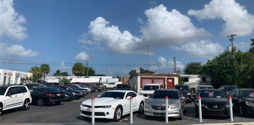 Commercial property in West Park, Florida № 1882177