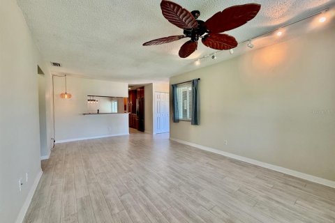 House in Dunedin, Florida 3 bedrooms, 176.51 sq.m. № 2290598 - photo 9