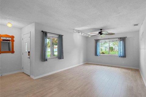 House in Dunedin, Florida 3 bedrooms, 176.51 sq.m. № 2290598 - photo 7