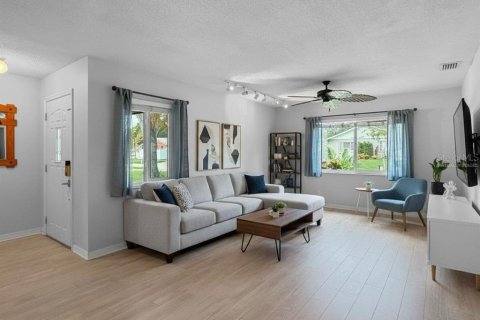 House in Dunedin, Florida 3 bedrooms, 176.51 sq.m. № 2290598 - photo 6