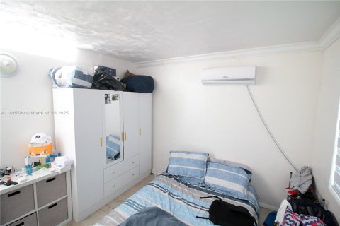 House in Miami, Florida 2 bedrooms, 88.07 sq.m. № 1947952 - photo 18