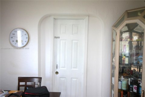 House in Miami, Florida 2 bedrooms, 88.07 sq.m. № 1947952 - photo 2