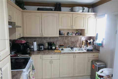 House in Miami, Florida 2 bedrooms, 88.07 sq.m. № 1947952 - photo 30