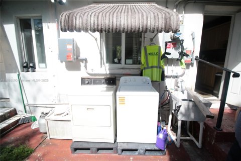 House in Miami, Florida 2 bedrooms, 88.07 sq.m. № 1947952 - photo 27