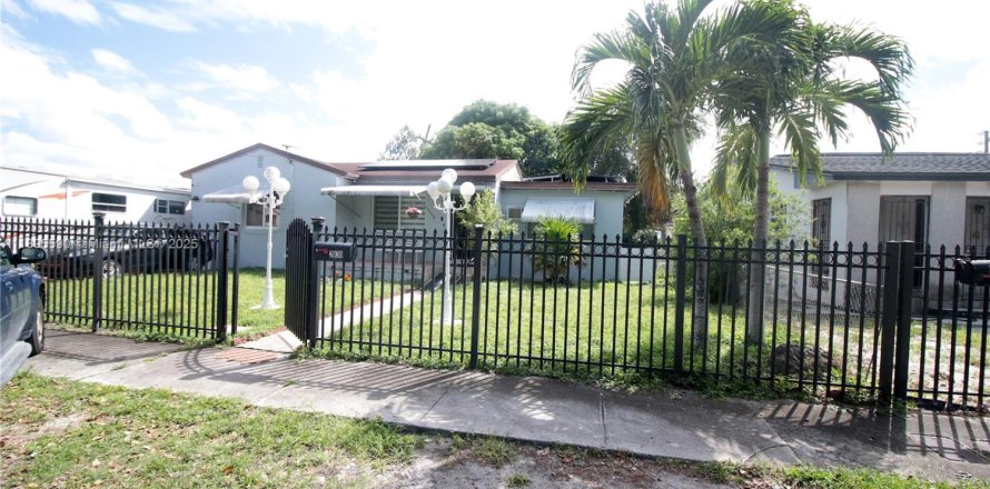 House in Miami, Florida 2 bedrooms, 88.07 sq.m. № 1947952