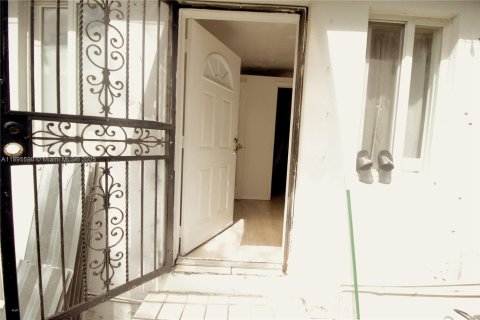 House in Miami, Florida 2 bedrooms, 88.07 sq.m. № 1947952 - photo 13