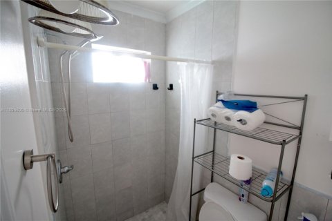 House in Miami, Florida 2 bedrooms, 88.07 sq.m. № 1947952 - photo 20