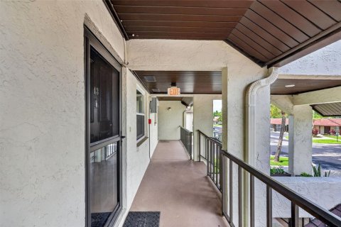 Condo in Largo, Florida, 1 bedroom  № 2157955 - photo 2