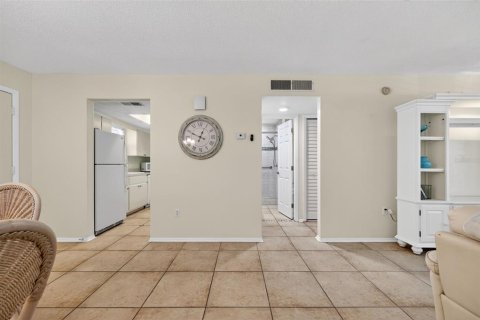 Condo in Largo, Florida, 1 bedroom  № 2157955 - photo 9