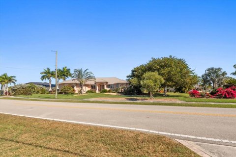 Villa ou maison à vendre à Punta Gorda, Floride: 3 chambres, 221.39 m2 № 2097498 - photo 4
