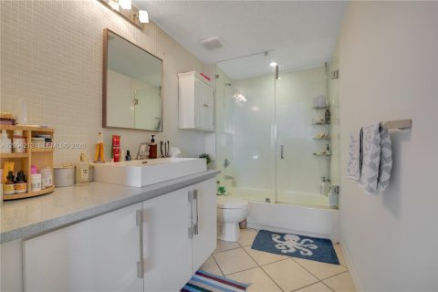 Copropriété à vendre à Miami, Floride: 2 chambres, 78.22 m2 № 2393373 - photo 13