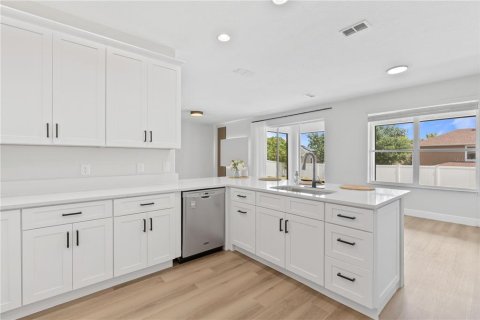 House in Ocoee, Florida 4 bedrooms, 243.96 sq.m. № 1670620 - photo 5