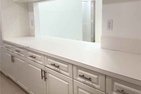 Снять в аренду кондоминиум в Дорал, Флорида 2 спальни, 104.98м2, № 2253296 - фото 3
