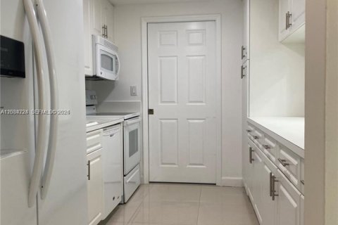 Снять в аренду кондоминиум в Дорал, Флорида 2 спальни, 104.98м2, № 2253296 - фото 7