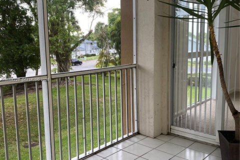 Снять в аренду кондоминиум в Дорал, Флорида 2 спальни, 104.98м2, № 2253296 - фото 4