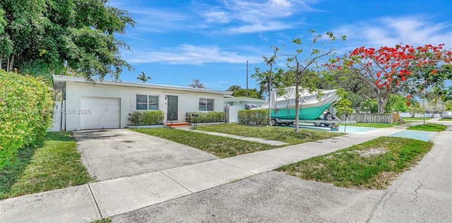House in Hollywood, Florida 2 bedrooms, 94.76 sq.m. № 1877997