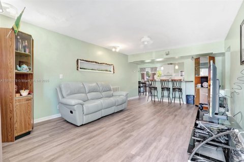 House in Hollywood, Florida 2 bedrooms, 94.76 sq.m. № 1877997 - photo 2