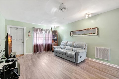 House in Hollywood, Florida 2 bedrooms, 94.76 sq.m. № 1877997 - photo 7