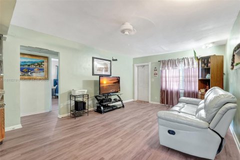 House in Hollywood, Florida 2 bedrooms, 94.76 sq.m. № 1877997 - photo 10