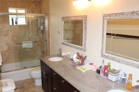 Снять в аренду таунхаус в Уэстон, Флорида 4 спальни, 160.54м2, № 1943901 - фото 5