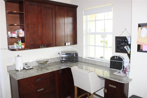 Снять в аренду таунхаус в Уэстон, Флорида 4 спальни, 160.54м2, № 1943901 - фото 17