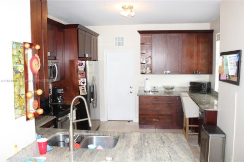 Снять в аренду таунхаус в Уэстон, Флорида 4 спальни, 160.54м2, № 1943901 - фото 16