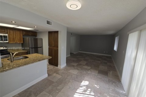Condominio en alquiler en Coral Springs, Florida, 2 dormitorios, 84.54 m2 № 1975366 - foto 3