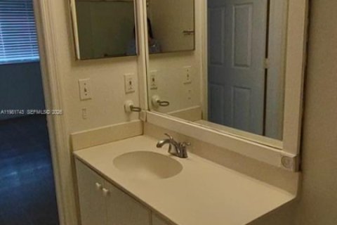 Condo in Hialeah, Florida, 3 bedrooms  № 2042981 - photo 14