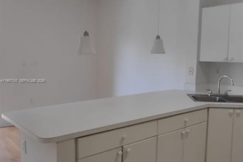 Condo in Hialeah, Florida, 3 bedrooms  № 2042981 - photo 4
