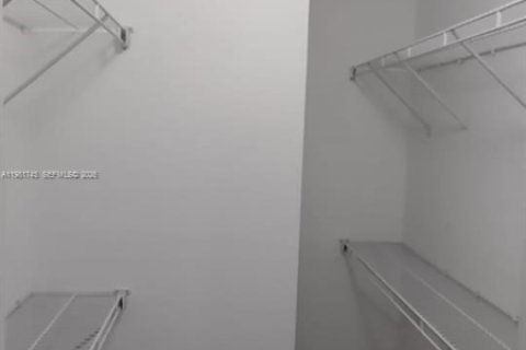 Condo in Hialeah, Florida, 3 bedrooms  № 2042981 - photo 13