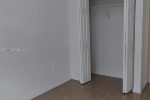Condo in Hialeah, Florida, 3 bedrooms  № 2042981 - photo 17